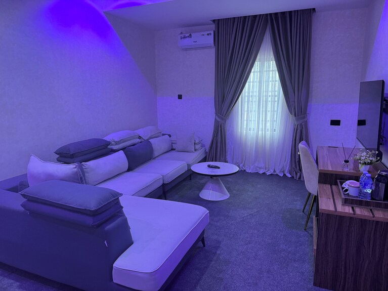 Silver Gate Hotel & Suites