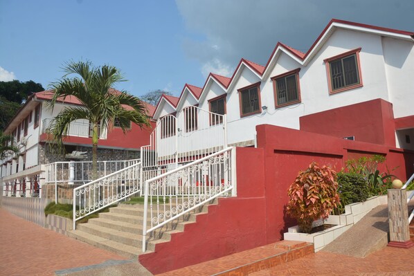 Royal Lee’s Hotel